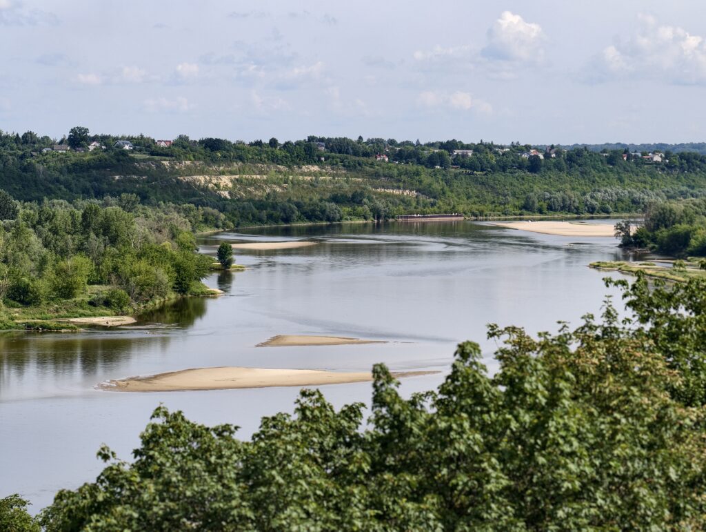 Panorama zakola Wisły z piaszczystymi łachami widziana z punktu widokowego w Kazimierzu Dolnym