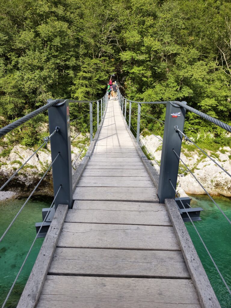Wiszący most linowy nad rzeką Soczą na trasie do wodospadu Kozjak