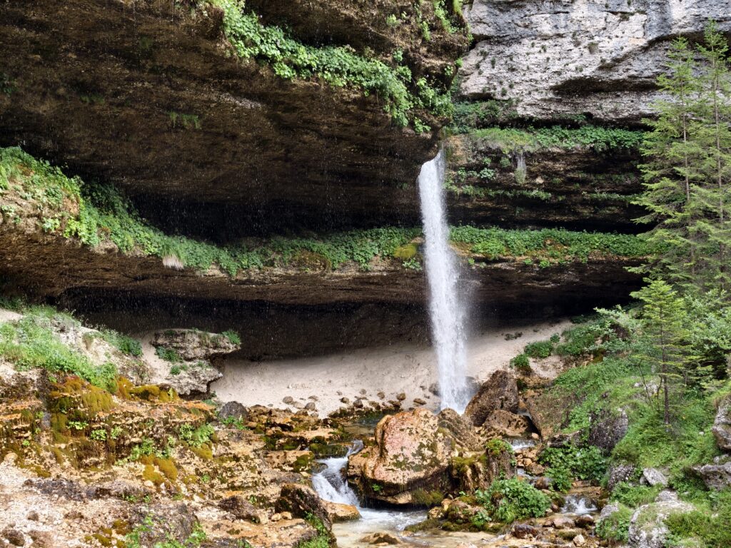 Panorama skalnego amfiteatru i górnego wodospadu Peričnik