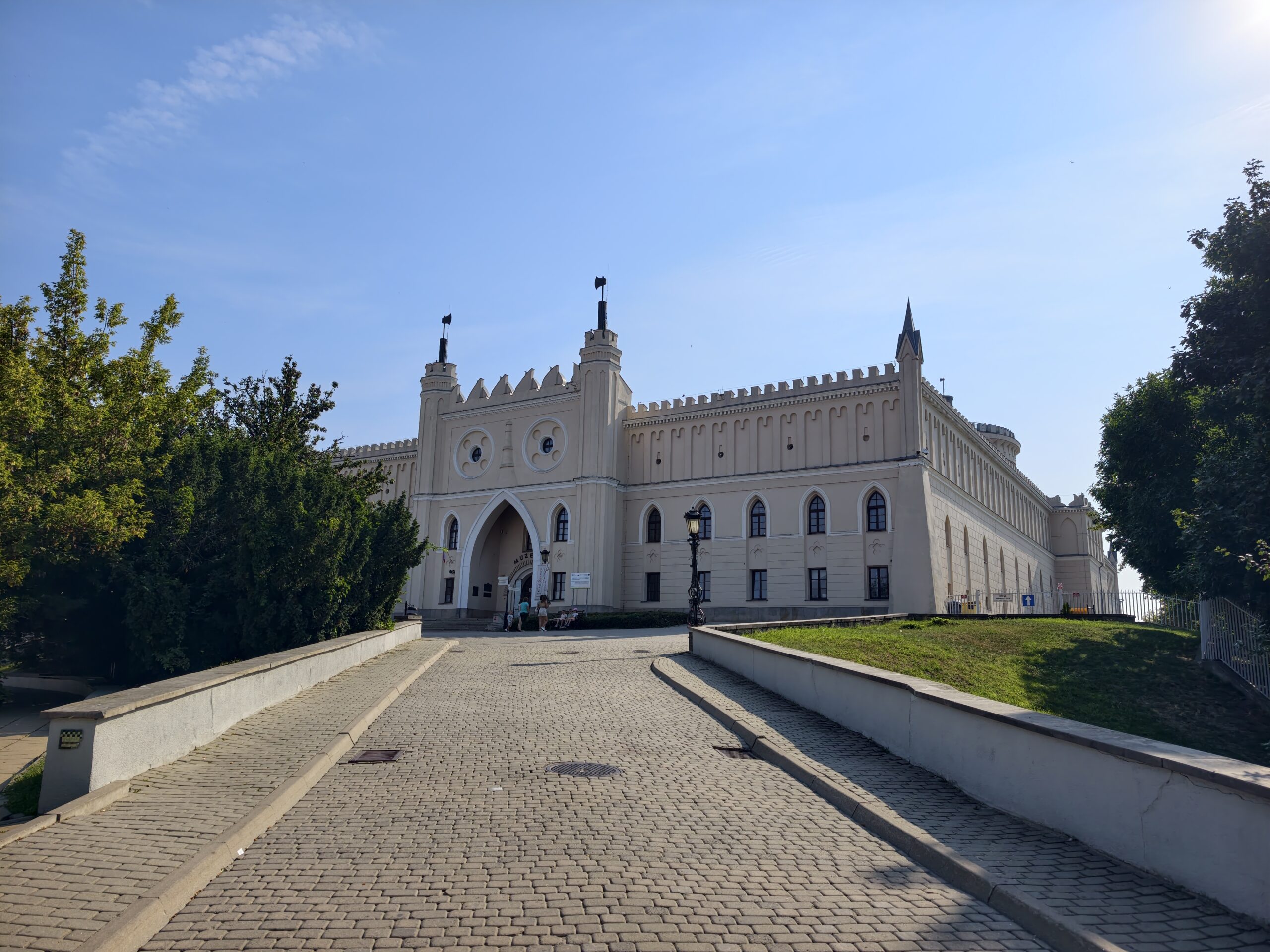Neogotycka fasada Zamku Lubelskiego z bramą wjazdową prowadzącą do Muzeum Narodowego