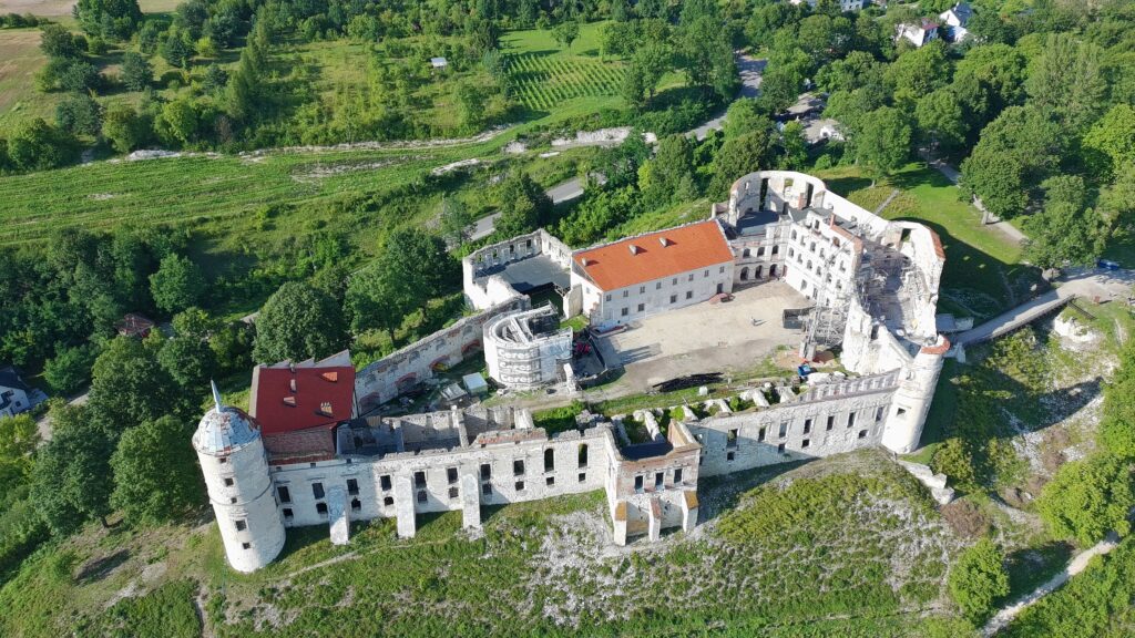 Zamek w Janowcu nad Wisłą – widok z lotu ptaka na cały kompleks