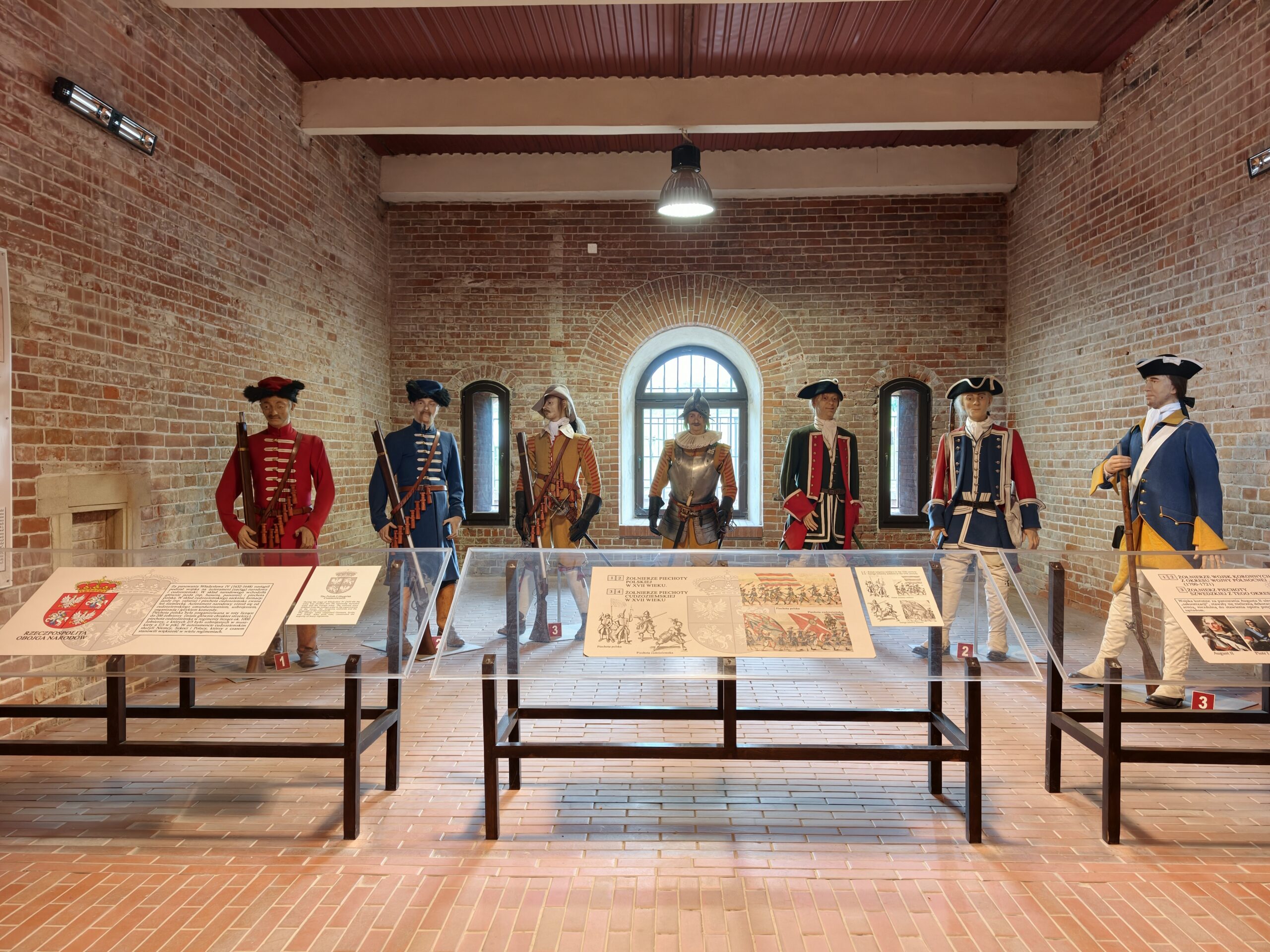 Ekspozycja historycznych mundurów żołnierzy Rzeczpospolitej w podziemiach Twierdzy Zamość