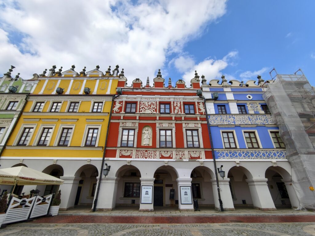 Bogato zdobione fasady Kamienic Ormiańskich w Zamościu – żółta, czerwona i niebieska kamienica”