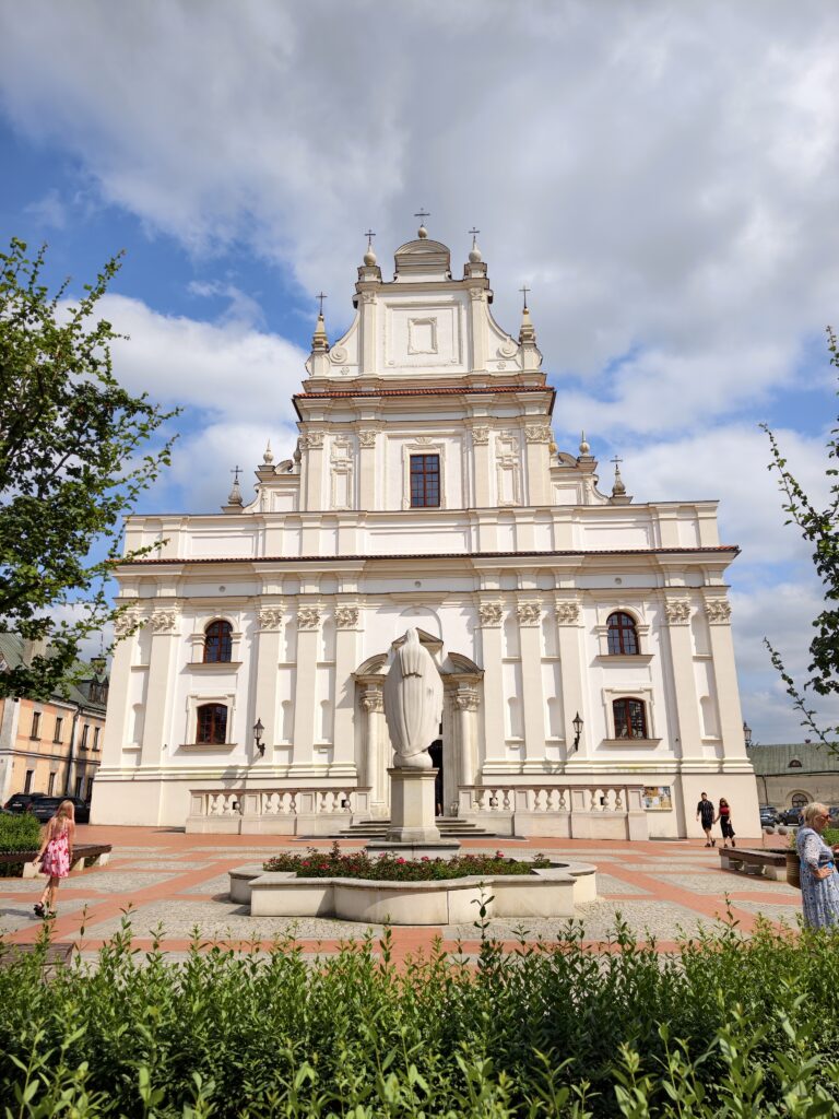 Barokowa fasada kościoła Zwiastowania Najświętszej Maryi Panny w Zamościu
