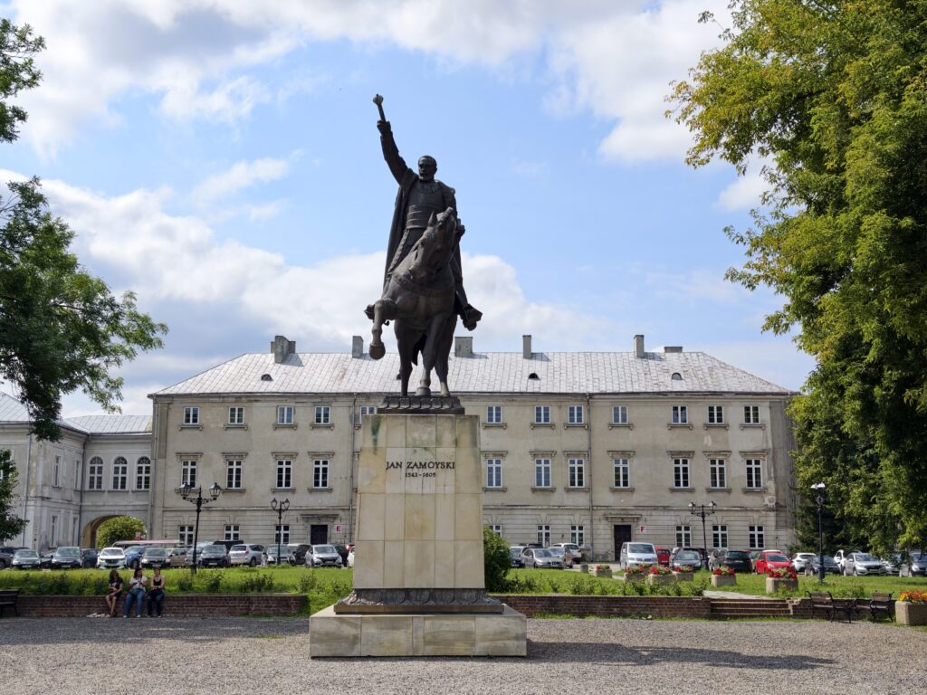Pomnik Jana Zamoyskiego na koniu przed Pałacem Zamoyskich w Zamościu”