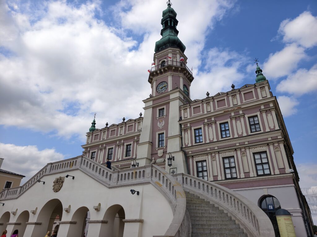 Ratusz w Zamościu z charakterystyczną wieżą zegarową i wachlarzowymi schodami