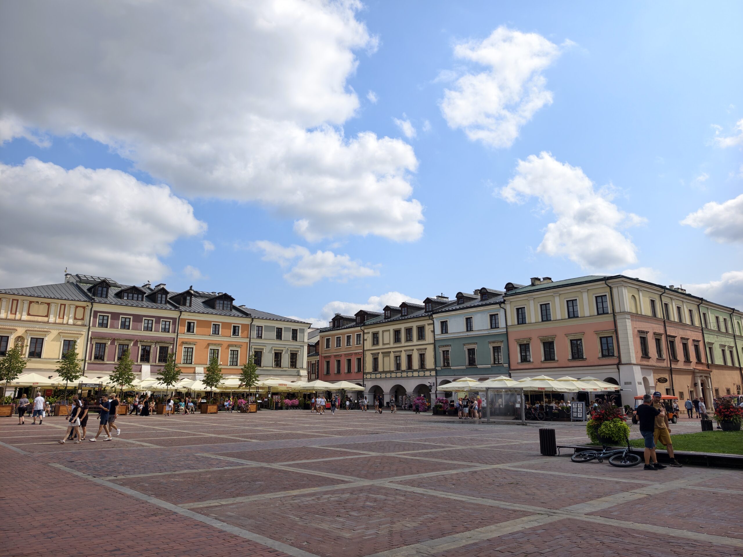 Rynek Wielki w Zamościu – kolorowe renesansowe kamienice i letnie kawiarnie pod parasolami
