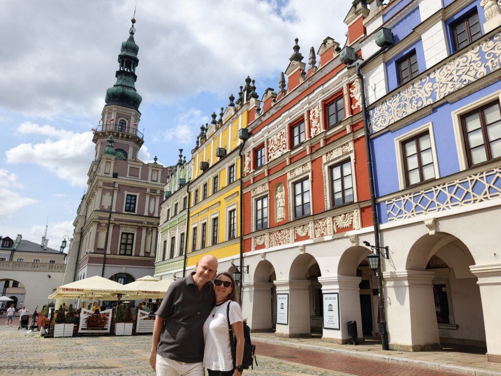 Turyści na tle Kamienic Ormiańskich i muzeum przy Rynku Wielkim w Zamościu