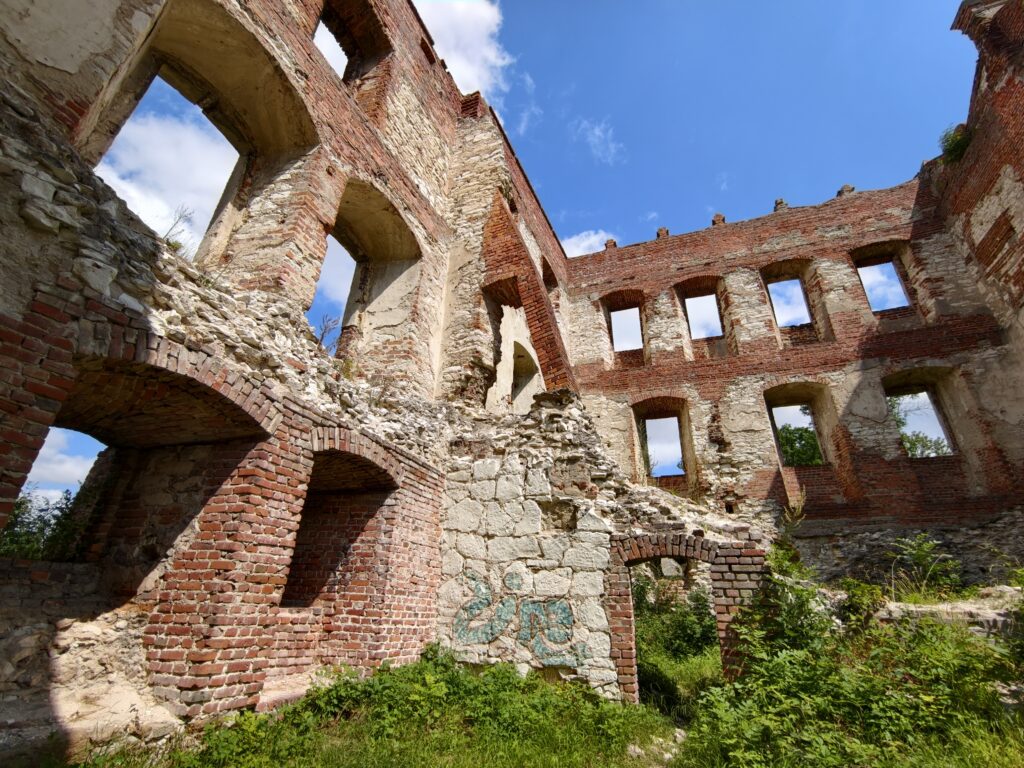 Wnętrze ruin zamku w Krupem z zachowanymi ceglanymi łukami i pozostałościami sklepień