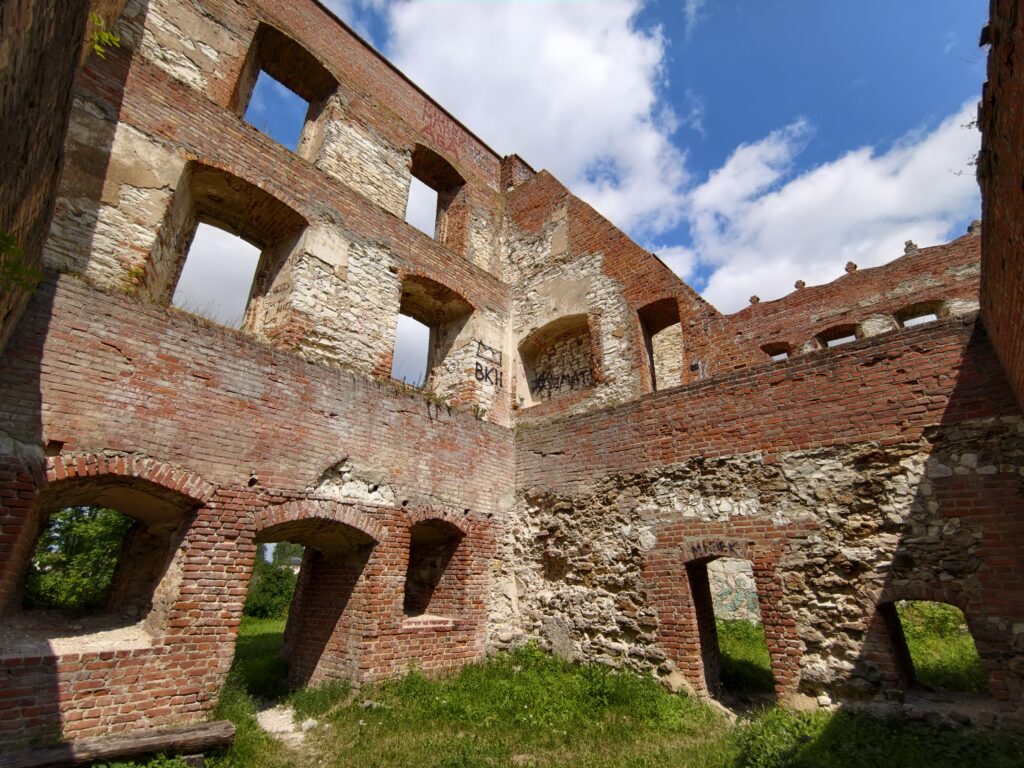 Wewnętrzne ściany ruin zamku w Krupem z otworami okiennymi na dwóch poziomach i śladami dawnych podziałów pomieszczeń