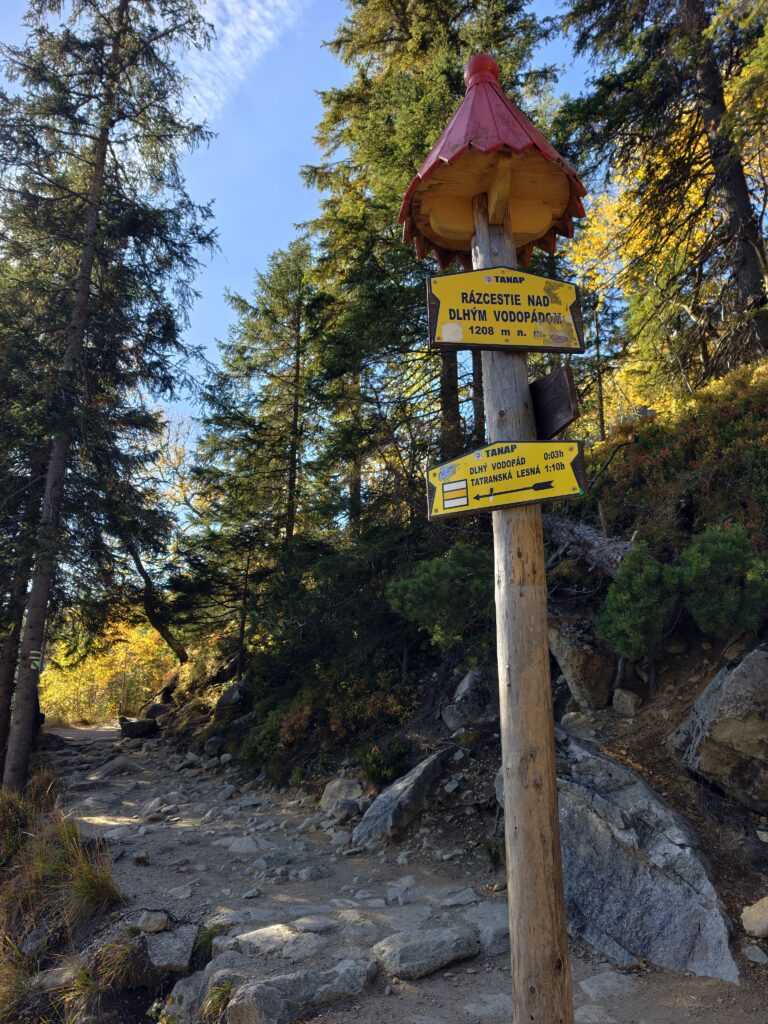Drogowskaz na rozdrożu nad Długim Wodospadem (1208 m n.p.m.) i kamienisty szlak do Wodospadów Zimnej Wody